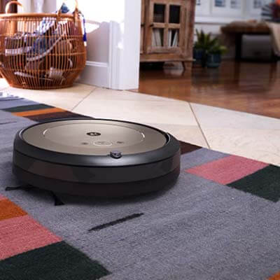 Roomba i1 aspirando una alfombra